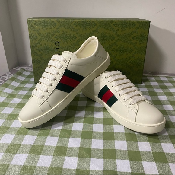Gucci Cream Sneakers with Red and Green Accents - Picture 4 of 8